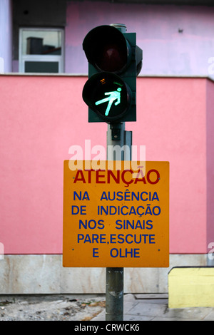 In segno di avvertimento portoghese la gente a guardare e ascoltare per treni se si accendono le spie non funziona , Vila Praia de ancora , il Portogallo Foto Stock