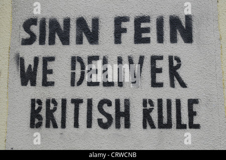 Sinn Fein che siamo in grado di offrire la dominazione britannica, Graffiti spruzzato su una parete a Newry, Co.Down, Irlanda del Nord Foto Stock