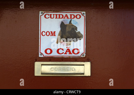 Attenzione al cane segno e letterbox in portoghese , Portogallo Foto Stock