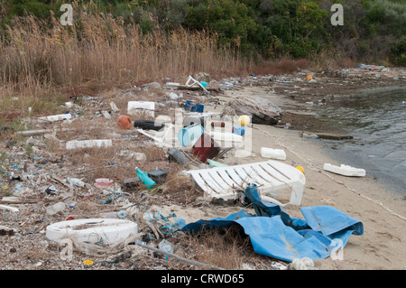 Spazzatura lavato fino su una piccola spiaggia Foto Stock