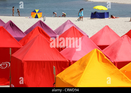 Tende colorate per la modifica sulla spiaggia , Vila Praia de Ancora , vicino a Caminha, Portogallo settentrionale Foto Stock