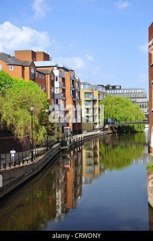 Moderno, Riverside Apartments, Kennet & Avon Canal, Reading, Berkshire, Inghilterra, Regno Unito Foto Stock