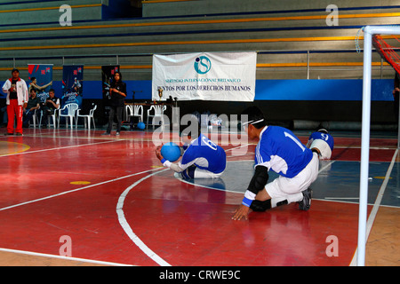 Un giocatore salva la palla durante una partita di goalball, La Paz , Bolivia. Foto Stock