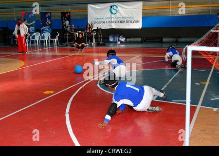 I giocatori tentano di salvare la palla durante una partita di goalball, La Paz , Bolivia. Foto Stock