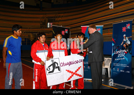 Ambasciatore britannico Ross Denny presenta i vincitori del trofeo a Chuquisaca / Sucre squadra ad un torneo di goalball , Bolivia. Foto Stock