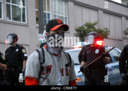 Seattle poliziotti antisommossa a dimostrazione. Foto Stock