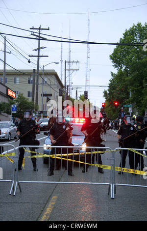 Seattle poliziotti antisommossa a dimostrazione. Foto Stock