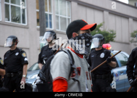 Seattle poliziotti antisommossa a dimostrazione. Foto Stock