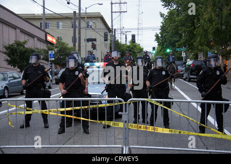 Seattle poliziotti antisommossa a dimostrazione. Foto Stock