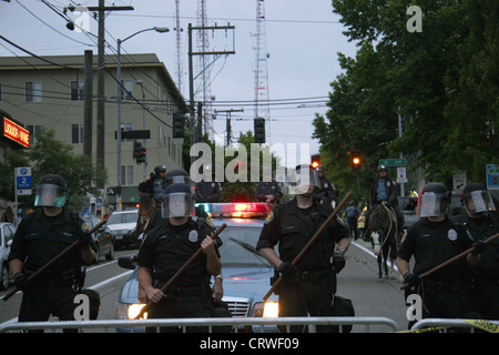 Seattle poliziotti antisommossa a dimostrazione. Foto Stock