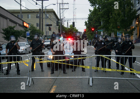 Seattle poliziotti antisommossa a dimostrazione. Foto Stock