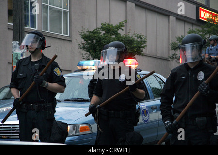 Seattle poliziotti antisommossa a dimostrazione. Foto Stock