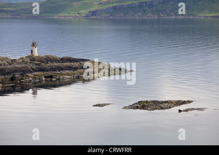 Glencallum Bay e Rubh' un faro di Eun, Isle of Bute. Una guarnizione di tenuta si trova su un isola a destra. Vista da ovest via isola Foto Stock