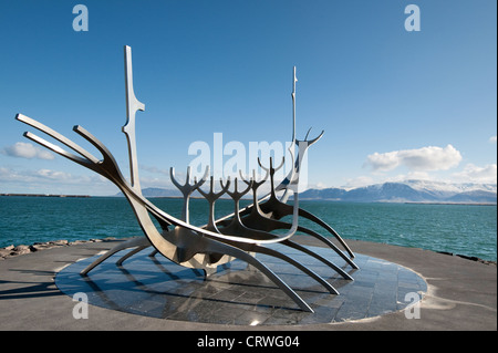 Scultura di metallo di sunship Solfar da Jon Gunnar Arnason nella città di Reykjavik Islanda Foto Stock