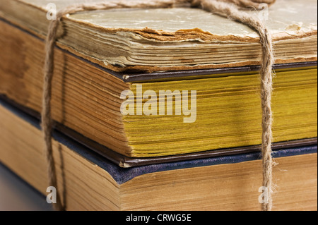 Pila di vecchi libri legato con corda Foto Stock