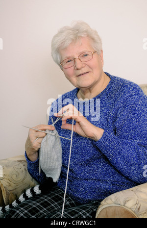 Donna anziana della maglieria Foto Stock