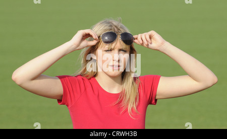Giovane donna con occhiali da sole Foto Stock
