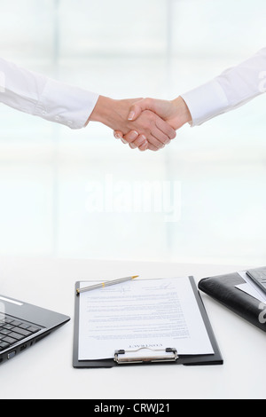 Stretta di mano dei due partner commerciali Foto Stock