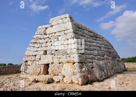 Naveta des Tudons preistorica costruzione funeraria, vicino a Ciutadella, Menorca, isole Baleari, Spagna Foto Stock