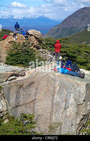 Gli escursionisti al belvedere in testa al Frances Valle di Torres del Paine's W Trek Foto Stock