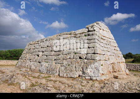 Naveta des Tudons preistorica costruzione funeraria, vicino a Ciutadella, Menorca, isole Baleari, Spagna Foto Stock