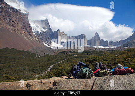 Gli escursionisti al belvedere in testa al Frances Valle di Torres del Paine's W Trek Foto Stock