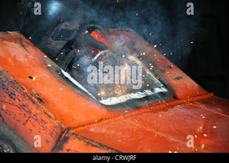 Saldatore dietro il lavoro Foto Stock