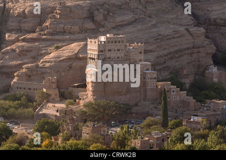 Del XVIII secolo del palazzo di roccia che è servito come un imam's Summer Palace, Wadi Dhahr, Dar al Hajar, Sana'a, Yemen Foto Stock