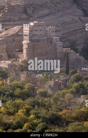 Del XVIII secolo del palazzo di roccia che è servito come un imam's Summer Palace, Wadi Dhahr, Dar al Hajar, Sana'a, Yemen Foto Stock