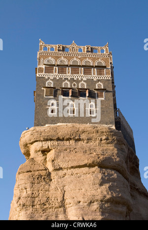 Del XVIII secolo del palazzo di roccia che è servito come un imam's Summer Palace, Wadi Dhahr, Dar al Hajar, Sana'a, Yemen Foto Stock