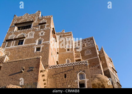 Del XVIII secolo del palazzo di roccia che è servito come un imam's Summer Palace, Wadi Dhahr, Dar al Hajar, Sana'a, Yemen Foto Stock