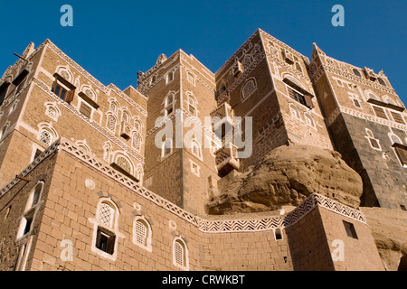 Del XVIII secolo del palazzo di roccia che è servito come un imam's Summer Palace, Wadi Dhahr, Dar al Hajar, Sana'a, Yemen Foto Stock