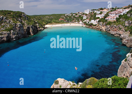 Vista del cove dalla terrazza, Cala en Porter, Menorca, isole Baleari, Spagna Foto Stock