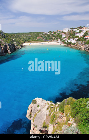 Vista del cove dalla terrazza, Cala en Porter, Menorca, isole Baleari, Spagna Foto Stock