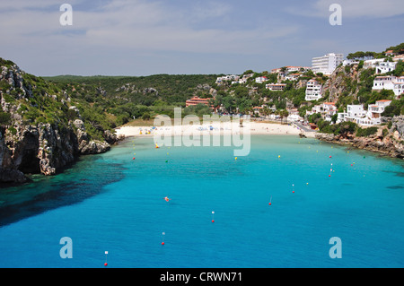 Vista del cove dalla terrazza, Cala en Porter, Menorca, isole Baleari, Spagna Foto Stock