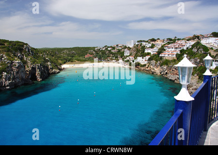 Vista del cove dalla terrazza, Cala en Porter, Menorca, isole Baleari, Spagna Foto Stock