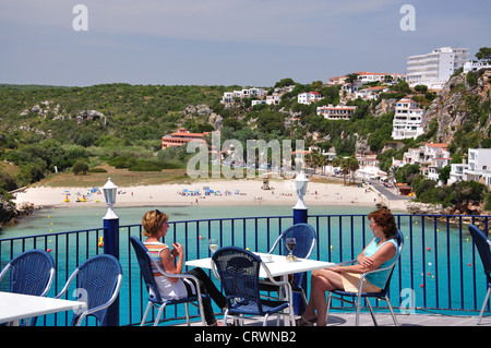 Vista del cove dalla terrazza, Cala en Porter, Menorca, isole Baleari, Spagna Foto Stock