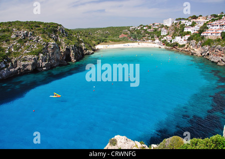 Vista del cove dalla terrazza, Cala en Porter, Menorca, isole Baleari, Spagna Foto Stock