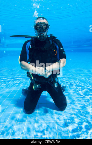 Scuba Diver formazione in un pool Foto Stock