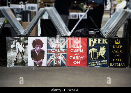 Mantenere la calma e portare su manifesti a Spitalfields Market. Estremità est di Londra Foto Stock
