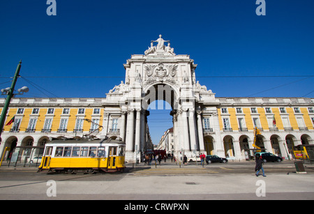 Lisbona, Portogallo - JAN 5:arcata in pietra a Terreiro do paco, piazza del Commercio e il famoso tram giallo a Lisbona il 5 gennaio 2012. Foto Stock