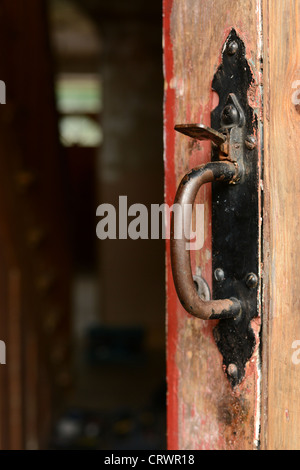 Un vecchio legno stagionato porta socchiusa Foto Stock