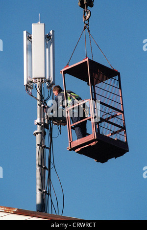Il lavoro di assemblaggio su un nuovo telefono cellulare il montante Foto Stock