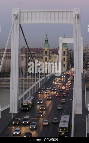 Ora di punta sul Elisabethbruecke a Budapest Foto Stock
