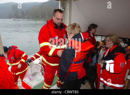 Wasserrettungsuebung - UN DLRG benedizione organizza il trasporto Foto Stock