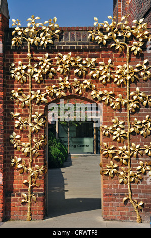 Clore Learning Center guilded porta di ingresso, Hampton Court Palace e Hampton, Greater London, England, Regno Unito Foto Stock