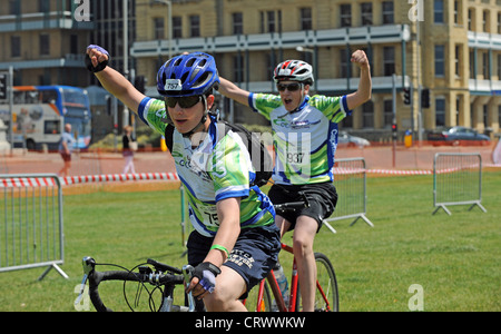 Cyclists cross the finishing line in Hove after completing the Capital to Coast Cycle ride from London to Brighton and Hove 2012 Foto Stock