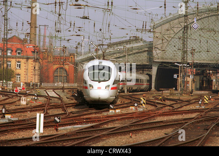 Un ICE3 sta lasciando la stazione Dresden-Neustadt Foto Stock