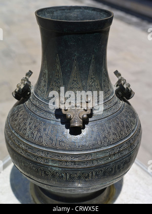 Vaso di bronzo.Torre dell'Incenso al Buddha. Il palazzo d'estate. Pechino. Cina Foto Stock