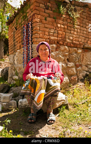 Local donna turca che vendono artigianato Kapikiri villaggio lago Bafa Turchia Foto Stock